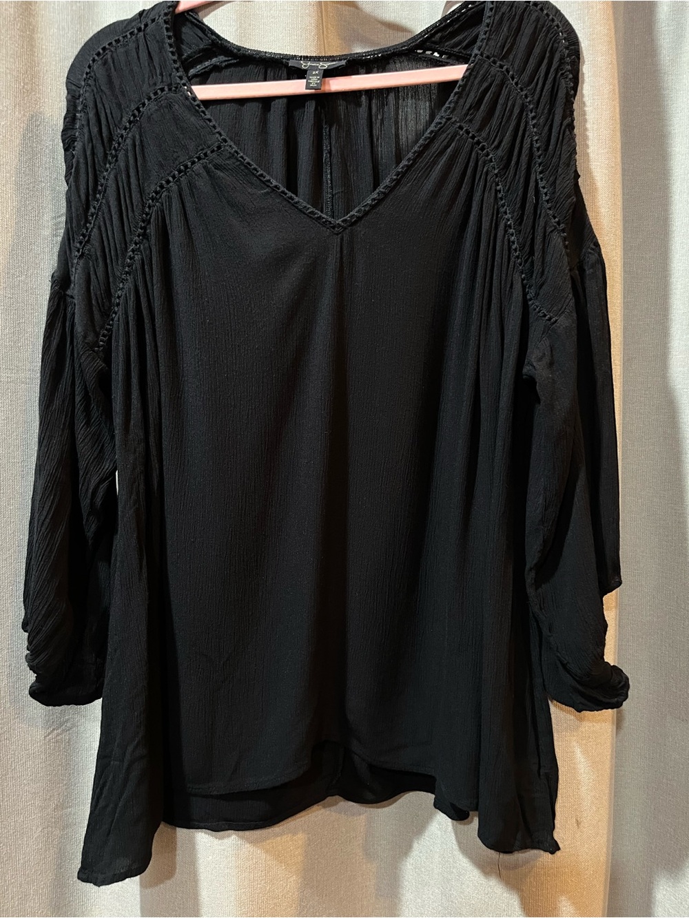 Jessica Simpson Black V-Neck Boho Blouse
Size 2X